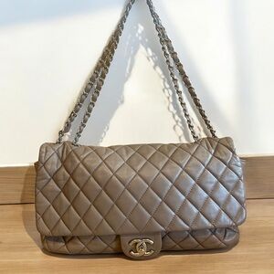 CHANEL Pre-Owned
2009-2010 Jumbo Quilted Lambskin Coco Rain Flap shoulder bag
